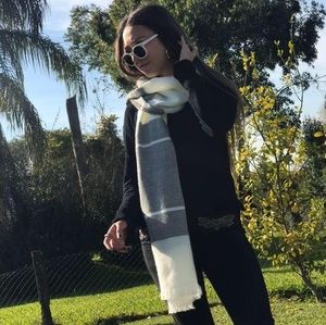 Meet your Posher, Lara